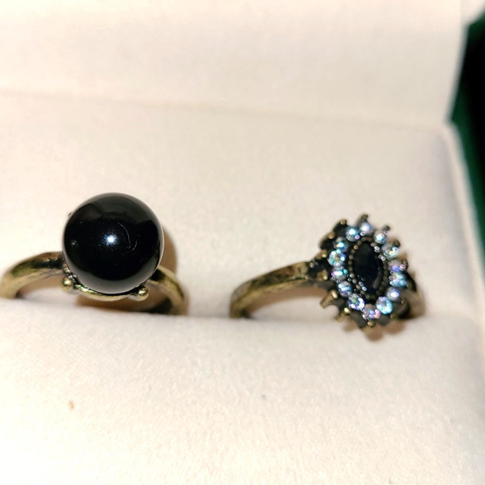 Lot of 2 Fashion Jewelry Rings Resin Brass-tone Finish, Black Faux Pearl Bead - Picture 3 of 6